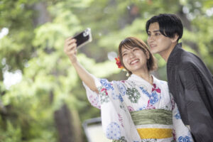 浴衣を着てセルフィーを取る男女