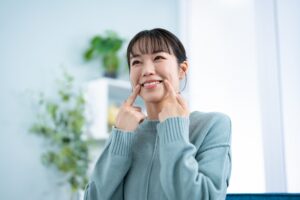 歯ぐきを見せる笑顔を気にする女性