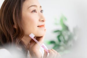 歯の健康のために歯磨きする女性