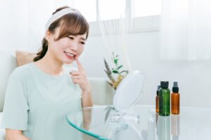ホワイトニングした歯をみる女性