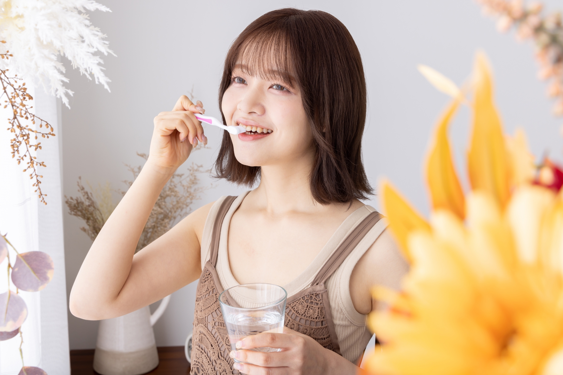 【8月24日は歯ブラシの日】セルフケアだけでOK?ホワイトニングとの違いとは?